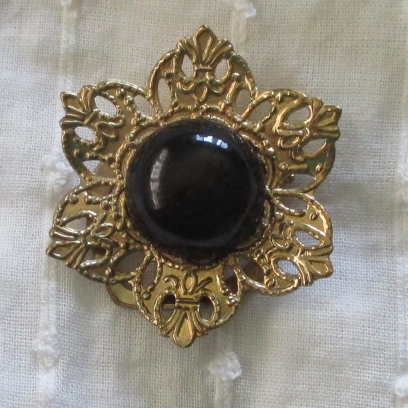 Vintage Jewelry - Vintage scarf clip